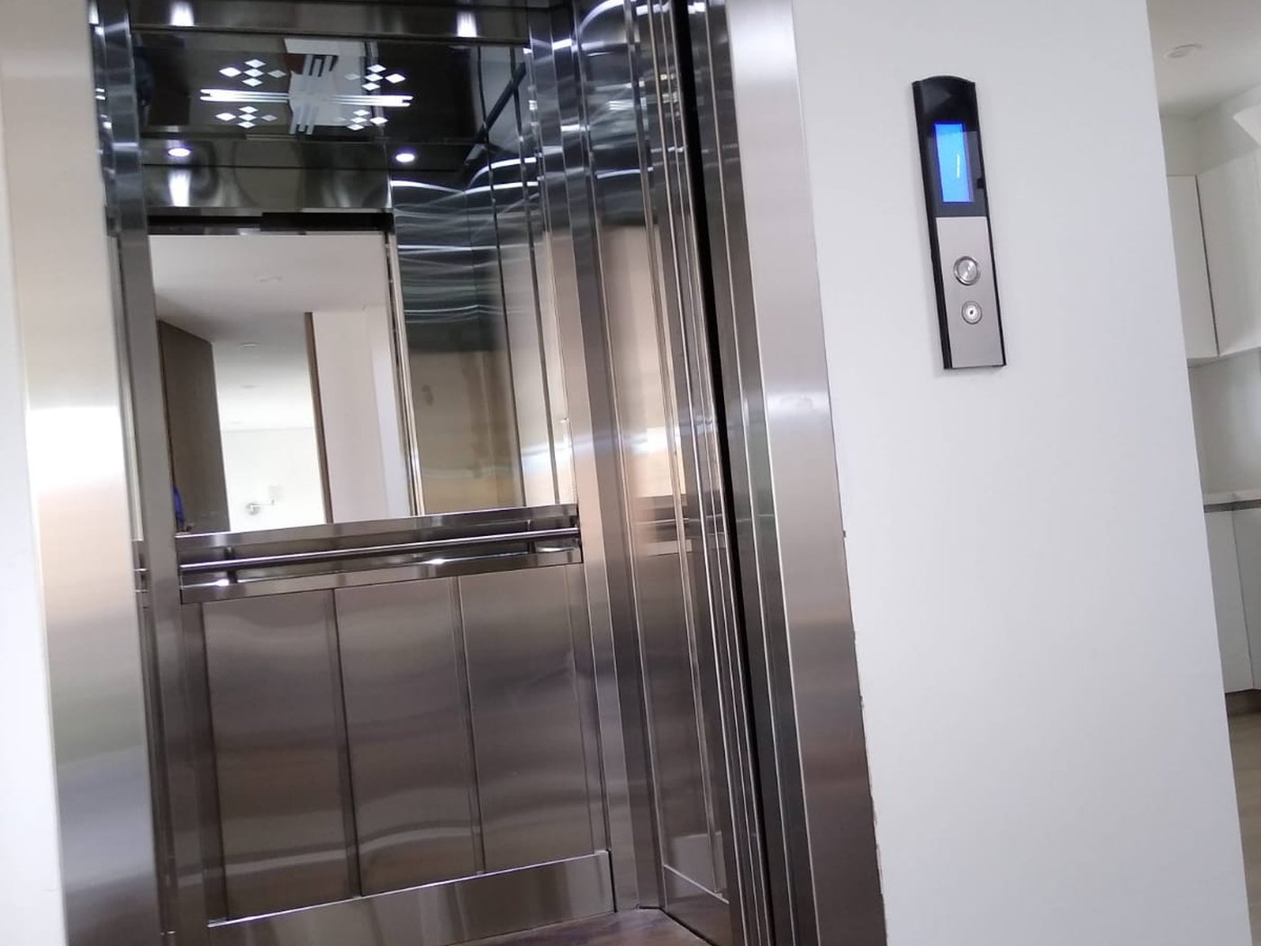 Puertas de ascensor de pasajeros en el lobby de un edificio de oficinas