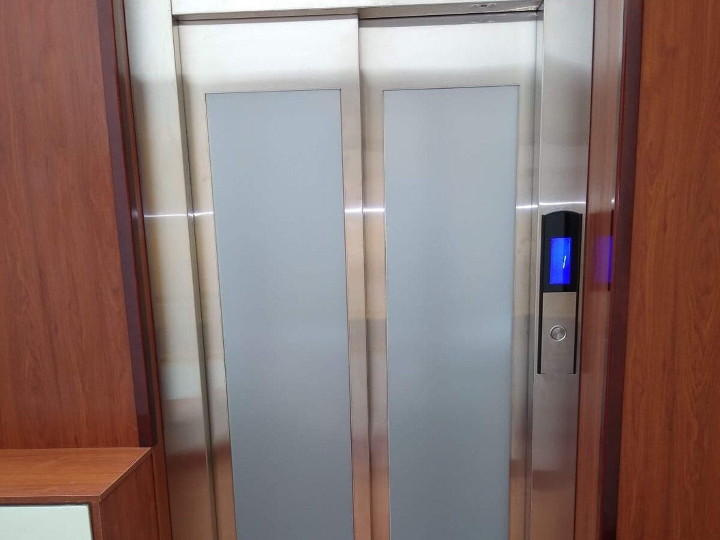 Ascensor panorámico instalado en una vivienda de dos niveles